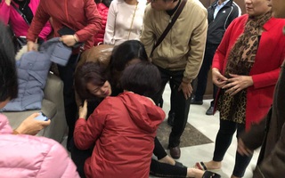 Vụ bé gái 5 tuổi rơi tầng cao chung cư tử vong: Người mẹ  gào khóc "Cho em ra gặp con, con em còn chưa ăn uống gì"
