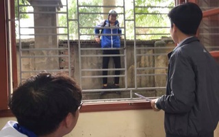 Pha xử lý “dại dột” nhất ngày cận Tết: Nam sinh đi muộn phải trèo tường vào trường nhưng nhầm chỗ khiến ai nấy vừa buồn cười vừa thương