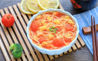 Bữa sáng cuối năm bận rộn chỉ cần một tô mì trứng là đã ngon miệng lắm rồi