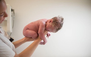 Bất ngờ với bộ ảnh chụp tư thế bé sơ sinh tạo dáng y như còn nằm trong bụng mẹ