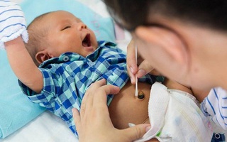 Bác sĩ nhi khoa cho biết nếu bố mẹ thấy rốn con có những biểu hiện này cần đưa đi viện khám ngay