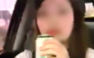 "Nữ đại gia gốm" lại tiếp tục livestream vừa uống bia vừa lái xe ô tô đòi đâm chết người: "Chờ em đang mua cái bằng lái, mạng người đền rẻ lắm"