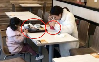 Bức ảnh mẹ và con gái đi ăn, nhìn qua tưởng cô bé được mẹ yêu thương nhưng thực chất đứa trẻ đang bị "đầu độc"