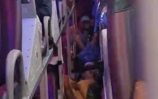 CLIP: Ớn lạnh xe khách nhồi nhét gấp đôi, tài xế không "mang theo" bằng lái