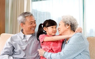 Những biểu hiện cho thấy ông bà đang nuông chiều và dạy hư cháu, bố mẹ cần có biện pháp can thiệp ngay lập tức