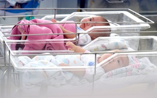 Xót xa cảnh 3 bé gái sinh xong gia đình không đón về, phải chuyển vào viện mồ côi ngày cuối năm
