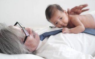 Ngủ cùng mẹ con cứ khóc ngằn ngặt nhưng cho sang ngủ với ông nội lại ngoan cả tuần, mẹ lén theo dõi thì "chết điếng" khi thấy cảnh tượng trước mắt
