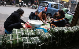 Có những người Hà Nội dù bận bịu đến mấy vẫn luôn phải tự tay gói bánh chưng cho 3 ngày Tết sum vầy
