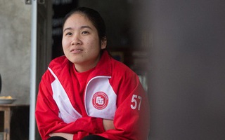 Ảnh: Nụ cười lạc quan của nữ sinh Ngoại Thương trước cái Tết "không còn bố ở bên"