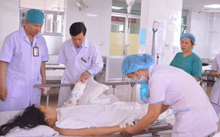 Kỳ tích ngày cuối năm của các bác sĩ nối thành công bàn tay bị đứt lìa của người phụ nữ 