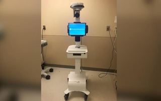 Lo lắng nhân viên y tế bị lây nhiễm khi chăm sóc bệnh nhân Coronavirus, Mỹ trang bị robot trực tiếp điều trị thay thế con người