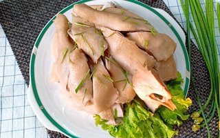 Luộc gà sao cho vừa, chặt gà sao cho chuẩn, xếp gà sao cho đẹp từ A - Z tất cả đều ở đây!