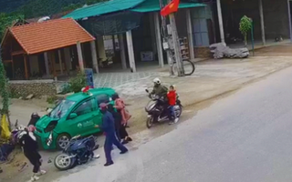 Kinh hoàng cảnh taxi lao vào đoàn người đi chúc Tết, 9 người bị thương