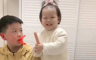 Anh trai cho em gái vỏ xúc xích còn mình giành hết phần thịt và màn "phản đòn" cực gắt của cô em gái nhỏ