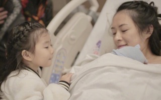 Chương Tử Di thông báo đã sinh quý tử ngay đầu năm nhưng nhan sắc của tiểu công chúa lọt vào ảnh lại gây chú ý không kém