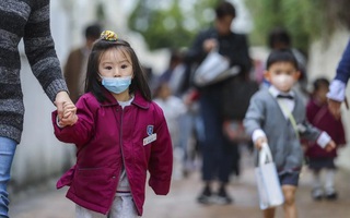 Lo sợ virus Corona lây nhiễm trong trường học, phụ huynh kêu gọi cho học sinh nghỉ thêm sau Tết 