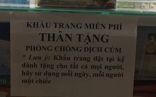 Bên cạnh những gian thương lợi dụng dịch viêm hô hấp do virus Corona để bán hàng nhái và tăng giá, có 1 tiệm thuốc bày sẵn khẩu trang miễn phí cho người dân