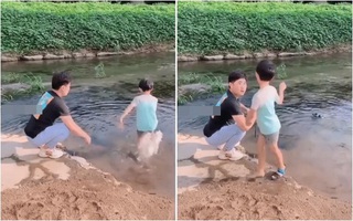 Nhìn bố nhặt mãi chiếc giày không được, cậu nhóc nhiệt tình chạy ra giúp nhưng lại làm hành động khiến ông bố chưng hửng