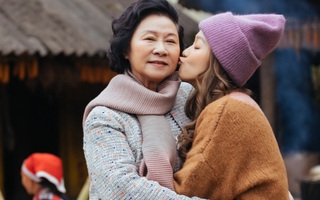 Khả Ngân xúc động tặng quà cho bà nội - bà ngoại trong những ngày giáp Tết 