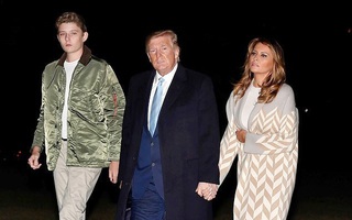 Quý tử nhà Trump trở về Nhà Trắng cùng cha mẹ sau kỳ nghỉ, tiếp tục làm lu mờ Tổng thống Mỹ bởi chiều cao phát triển đáng kinh ngạc