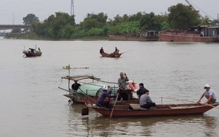 3 con nhỏ bơ vơ khi bố mẹ đi đánh cá bị lật thuyền tử vong trên sông