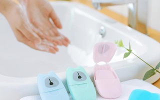 Dung dịch rửa tay khô cháy hàng, chị em có thể thay thế bằng xà phòng giấy bỏ túi tiện lợi