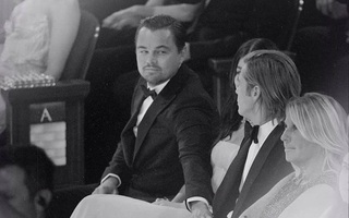 Bức ảnh hot nhất nhì Oscar 2020: Ánh mắt thâm tình cùng cái chạm tay như chứa cả bầu trời yêu thương của Leonardo DiCaprio dành cho Brad Pitt 
