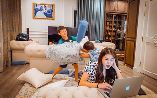 Ngồi làm việc cũng không yên vì 2 tiểu quỷ nghịch ngợm, bà xã Đăng Khôi than trời vì cuộc sống đảo lộn khi con nghỉ học