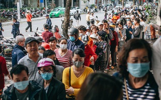 Người Hà Nội "rồng rắn" hết cả con phố, đợi nhận "tem phiếu" để mua khẩu trang vải sử dụng 30 lần