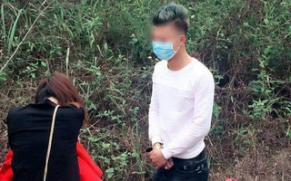 Không kịp về tặng quà bạn gái ngày Valentine, chàng trai quỳ gối bên đường suốt 5 tiếng xin tha thứ