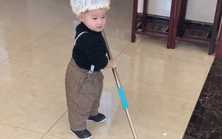 Hình ảnh bé trai 2 tuổi chăm chỉ làm việc nhà đốn tim cư dân mạng, đặc biệt hơn là thái độ trong lúc làm việc