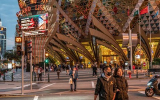 Giữa tâm đại dịch viêm phổi Vũ Hán, "thánh địa" sòng bạc Macao từng tấp nập khách du lịch giờ đây như "thành phố ma" lạnh lẽo và vắng bóng người