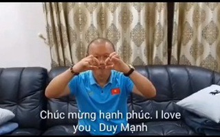 Thầy Park gửi lời chúc mừng đám cưới đến cầu thủ Duy Mạnh, chẳng ngại nói tiếng “I love you” bằng biểu cảm đáng yêu chưa từng thấy