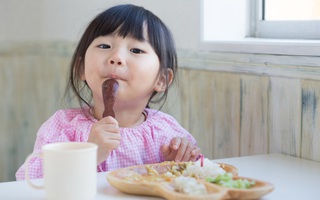 Để phòng chống dịch bệnh, bố mẹ cần bổ sung chế độ ăn thế nào để xây dựng "lá chắn Corona" cho con?