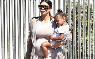 Kim Kardashian chèn ép bụng bầu vì bị nghi thai giả
