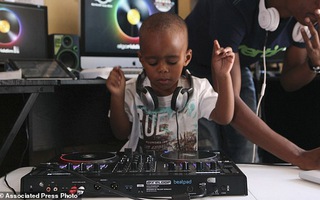 DJ 2 tuổi nói chưa sõi "gây bão" vì tài chơi nhạc cực đỉnh