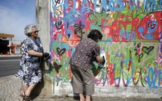 Khi các cụ bà cũng thích vẽ graffiti