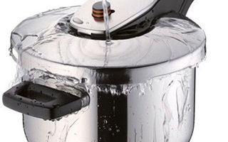 Một phụ nữ luộc chín xác chồng bằng nồi áp suất