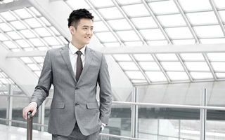 Khi các chàng công sở thành công nhờ vẻ đẹp trai