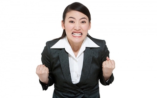 7 mẫu phụ nữ "lắm chiêu" nơi công sở