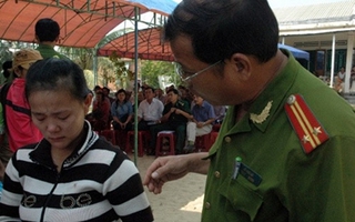 Rạch mặt bé 2 tuổi vì... ghen bóng gió