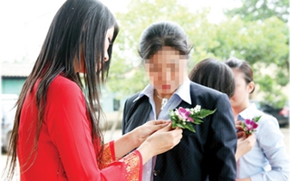 Tiếp tục có ý kiến về nghị định cấm ‘hoa cài ngực’