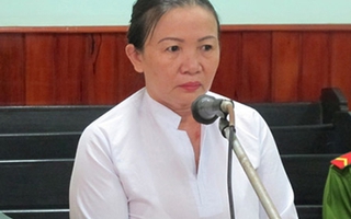 Một phụ nữ trùm quần lên đầu chánh án lôi đi làm nhục