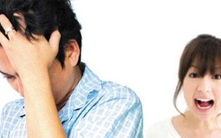 Đòi chia tay, nam thanh niên bị mẹ người yêu ném phân vào nhà