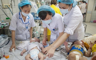 Một ngày cực nhọc và đầy tận tâm của các y, bác sĩ chăm sóc bệnh nhân nhi mắc sởi