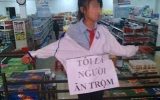 Bức xúc cháu bé bị trói vào lan can, đeo bảng "Tôi là người ăn trộm"