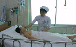 Nhảy đệm lò xo, bé trai lộn qua cửa sổ rơi xuống tầng