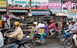 Tai nạn giao thông gây tắc đường nghiêm trọng trên Quốc lộ 13