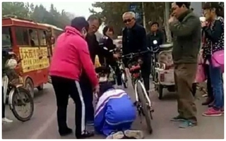 Đâm xe vào ông cụ, cậu bé bị  tát và bắt quỳ xuống xin lỗi