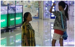 Mẹ quỳ lạy van xin con, hình ảnh đáng "báo động" cho việc nuông chiều con cái